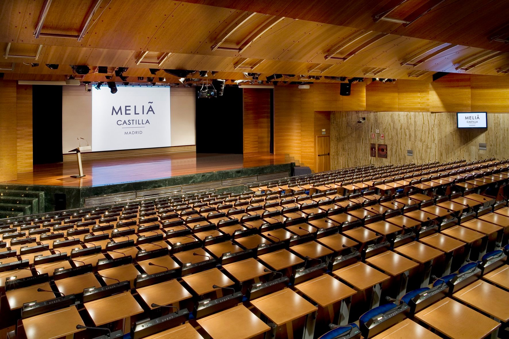 Salão de convenções do Hotel Meliá Castilla, no distrito comercial de Madri.