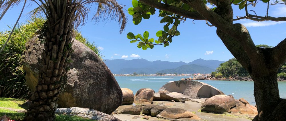 A Grande Florianópolis é detentora das mais belas praias do Brasil. Somente a Ilha da Magia, Florianópolis tem 42 praias. Já a Grande Florianópolis somam-se praias cinematográficas e pousadas paradisíacas que encantos aos mais exigentes.