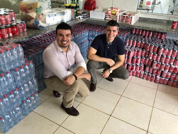Guilherme Kobel, gerente de A&B, e Alexander Borges, gerente geral do Wish Foz do Iguaçu, preparam doação à Associação de Amparo Aos Idosos de Foz do Iguaçu 