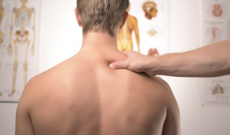 Fisioterapeutas alertam que dores nas costas pode esconder outros problemas