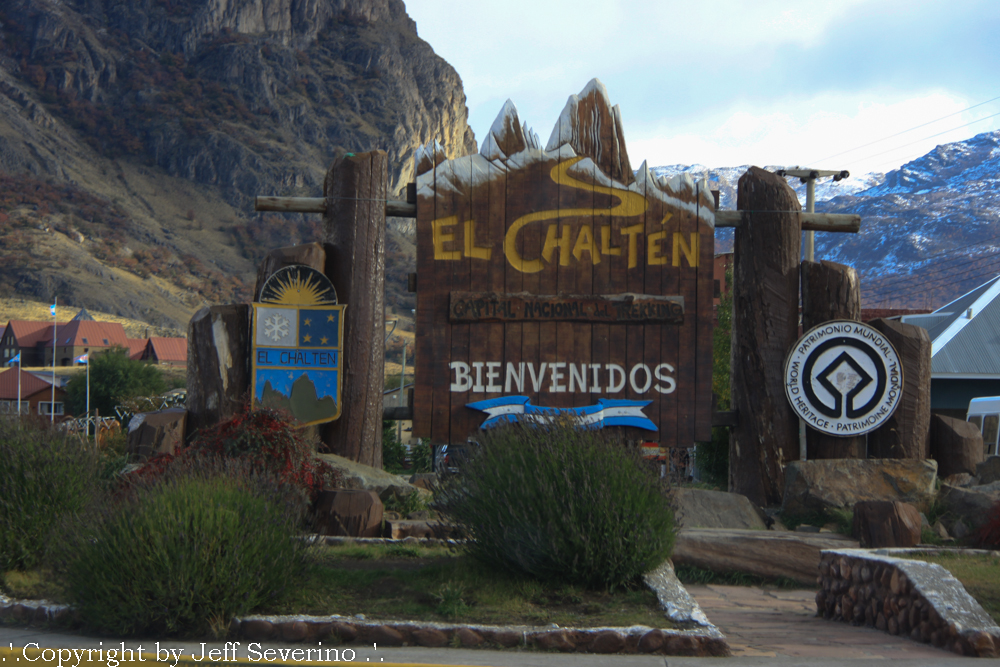 El Chaltén é a mais nova cidade nova da Argentina. Nova porque só foi fundada em 1985. O lugar é um sonho, dentro de um parque nacional e com 1000 habitantes aproximadamente. Geralmente essa população é itinerante, borbulha no verão e no inverno poucos permanecem na cidade que é tomada pela neve. 