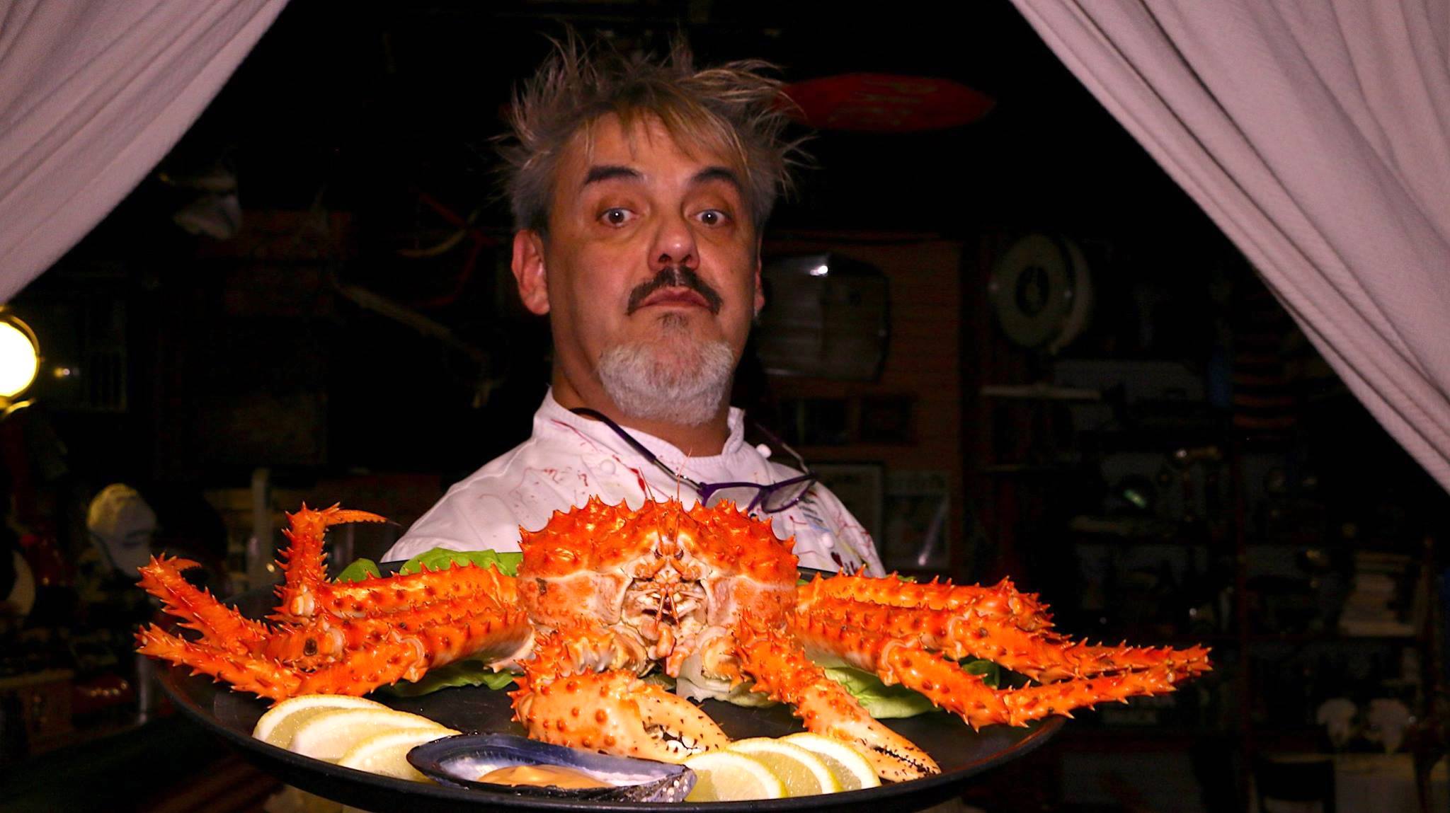 Chefe Lino Adilon com um dos principais pratos de Ushuaia - Centolla