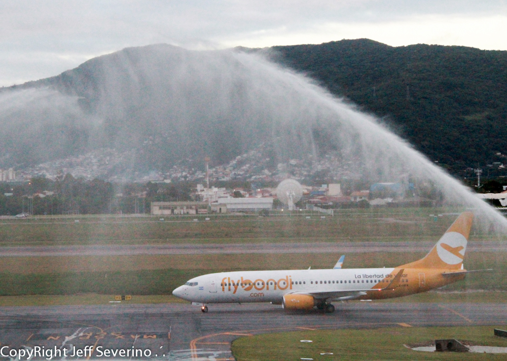 Primeiro voo da low cost Flybondi a Florianópolis-SC, vindo de Buenos Aires 