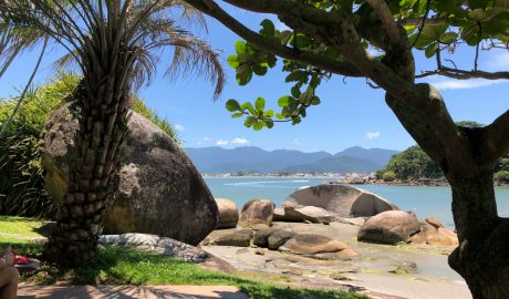 A Grande Florianópolis é detentora das mais belas praias do Brasil. Somente a Ilha da Magia, Florianópolis tem 42 praias. Já a Grande Florianópolis somam-se praias cinematográficas e pousadas paradisíacas que encantos aos mais exigentes.