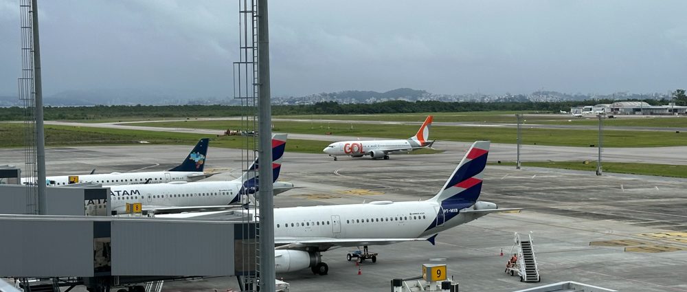 Viajar de avião pelo Brasil demanda muito dinheiro e paciência