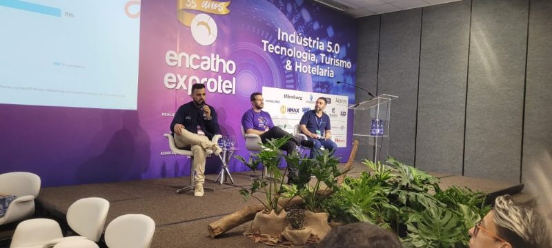 35ª Encatho & Eprotel tem programação intensa, recheada de reflexõesPor sua vez, o painel “Como dobrar a produtividade de vendas do seu hotel” foi apresentado pelos especialistas Alex-Sandro de Souza, CEO da Tribuzana Marketing Hoteleiro; Leonardo Silveira, CEO da Foco Tecnologia, e Vinicius Pavei, co-fundador e diretor de Tecnologia e Produto na Asksuite. No início do painel, Leonardo apresentou dados relevantes. No google, em janeiro, 663 mil pessoas pesquisaram por hospedagem em Florianópolis. Já em abril este número ficou em 267 mil pessoas. Leonardo Silveira destacou que a simplificação e automação dos processos são fundamentais para aumentar a produtividade, permitindo que os hotéis se concentrem mais no atendimento ao cliente e menos em tarefas administrativas. “Aquilo que não se pode medir, não se pode melhorar”, apresentou Vinicius Pavei, na frase do irlandês William Thompson. Ele explicou que a integração de tecnologias avançadas, como chatbots e sistemas de gestão de reservas, facilita a comunicação com os hóspedes e aumenta a eficiência operacional, focando a equipe de vendas na conversão de leads em reservas. Alex-Sandro de Souza, moderador do painel, enfatizou que a automação de tarefas repetitivas melhora a produtividade e proporciona uma experiência mais personalizada para os hóspedes, liberando a equipe para desenvolver estratégias de marketing e vendas. Sobre os benefícios de dobrar a produtividade de vendas, eles elencaram as seguintes questões: vender mais com menos esforço, melhorar a experiência do cliente, aumentar a lucratividade do hotel, operação mais ágil e eficaz, refletindo na satisfação dos hóspedes e na rentabilidade do hotel. 