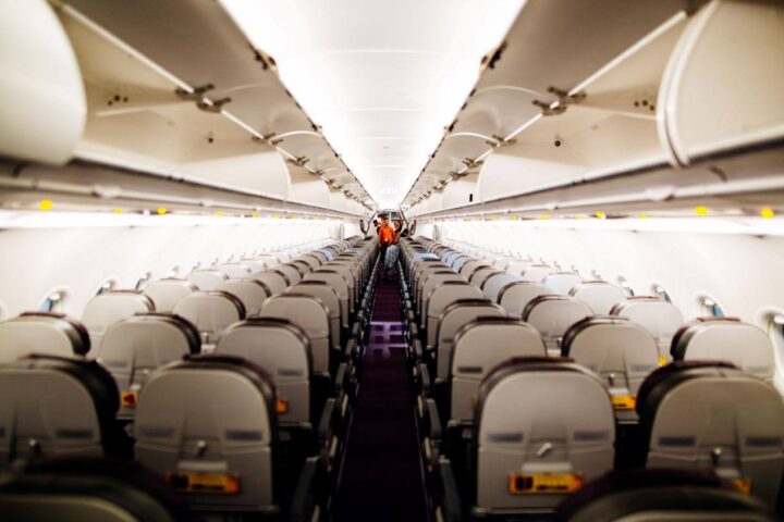 avião vazio Pagamos por passagens, bagagens despachadas, escolha de assentos, wifi e até lanchinhos