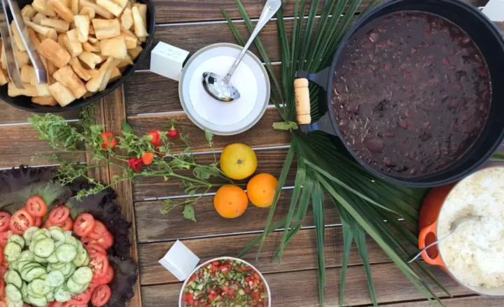 O ambiente agradável e descontraído da Adega Gourmet do Castelo Saint Andrews, é o espaço perfeito para saborear as maiores marcas de vinhos do Brasil e do mundo. Para atender os clientes e hóspedes, dispomos de uma adega climatizada com mais de 500 rótulos de vinhos e 1.897 garrafas disponíveis. Tudo estrategicamente construído para acomodar adequadamente preciosidades, garrafas em edições limitadas, entre outras raridades do universo dos vinhos. Sede do Terroir Wine Experience, dedicado aos apreciadores do vinho, o espaço é perfeito para se preparar, ali mesmo, um delicioso jantar cercado pelos amigos e os melhores rótulos do Brasil e do mundo. O Terroir Wine Experience já recebeu diversos prêmios nacionais e internacionais, incluindo o Wine Spectator, pela sua diversidade e qualidade.